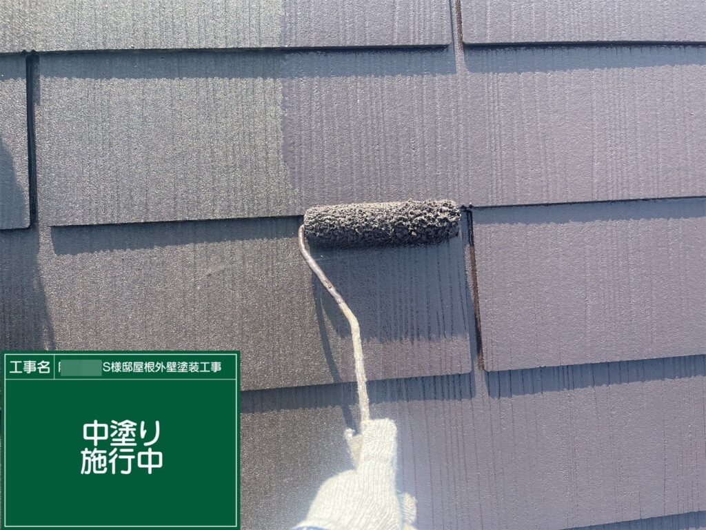 中塗りを行います。